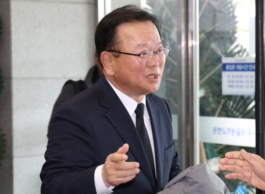 김부겸 전 국무총리가 지난 3월 8일 오후 서울 종로구 서울대병원 장례식장에 마련된 김영삼 전 대통령의 부인 손명순 여사 빈소에서 조문을 마치고 나가고 있다.<연합뉴스>